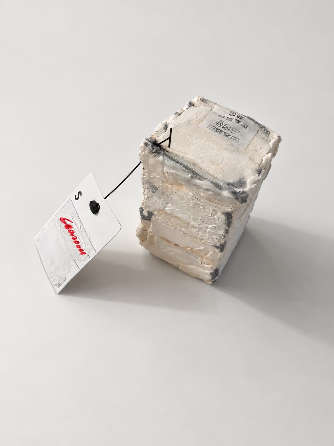 The same object seen from above and turned, the tag reaching away from it